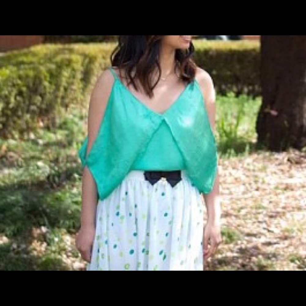 Cute turquoise top